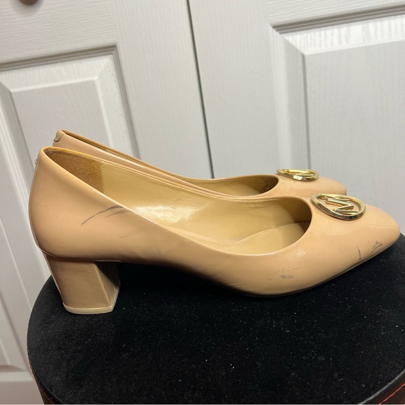 Michael Kors heeled beige nude glossy leather pumps chunky heel square toe 11W - Picture 3 of 11
